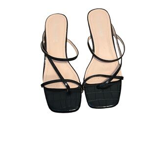 Laura mode sandal 1 1/2 in heel new with out tags